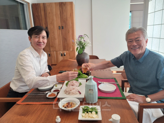 문재인 전 대통령(오른쪽)과 조국 전 법무부 장관. <조국 SNS>